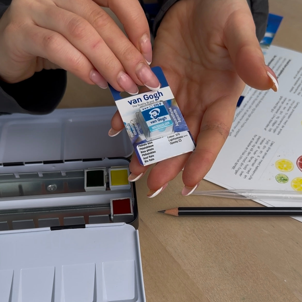 Sådan sætter du dine half pans i din akvarelæske