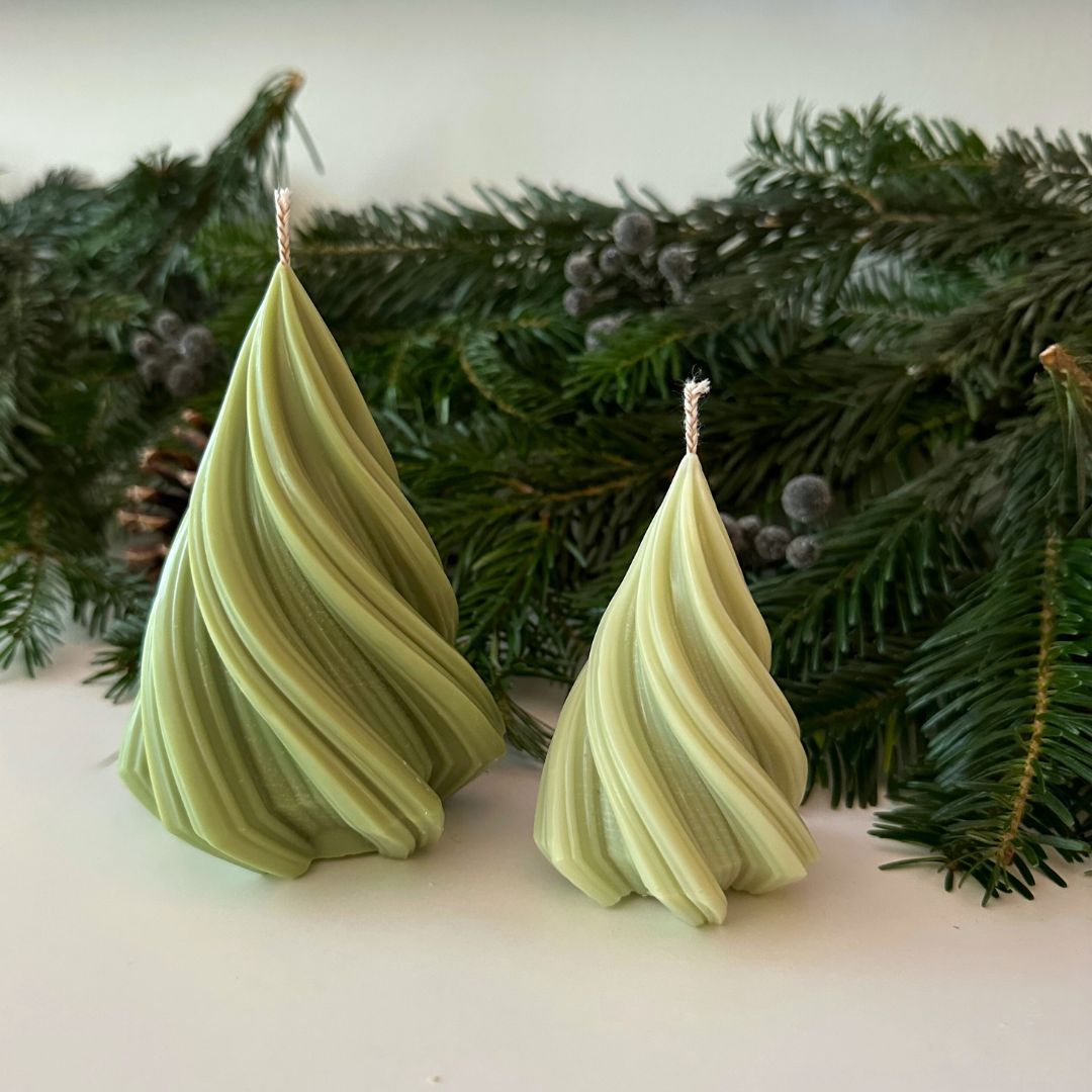 et stort og et lille elegant snoet stearinlys
