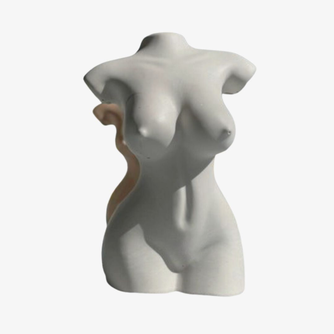 smuk støbt kvindeform af jesmonite