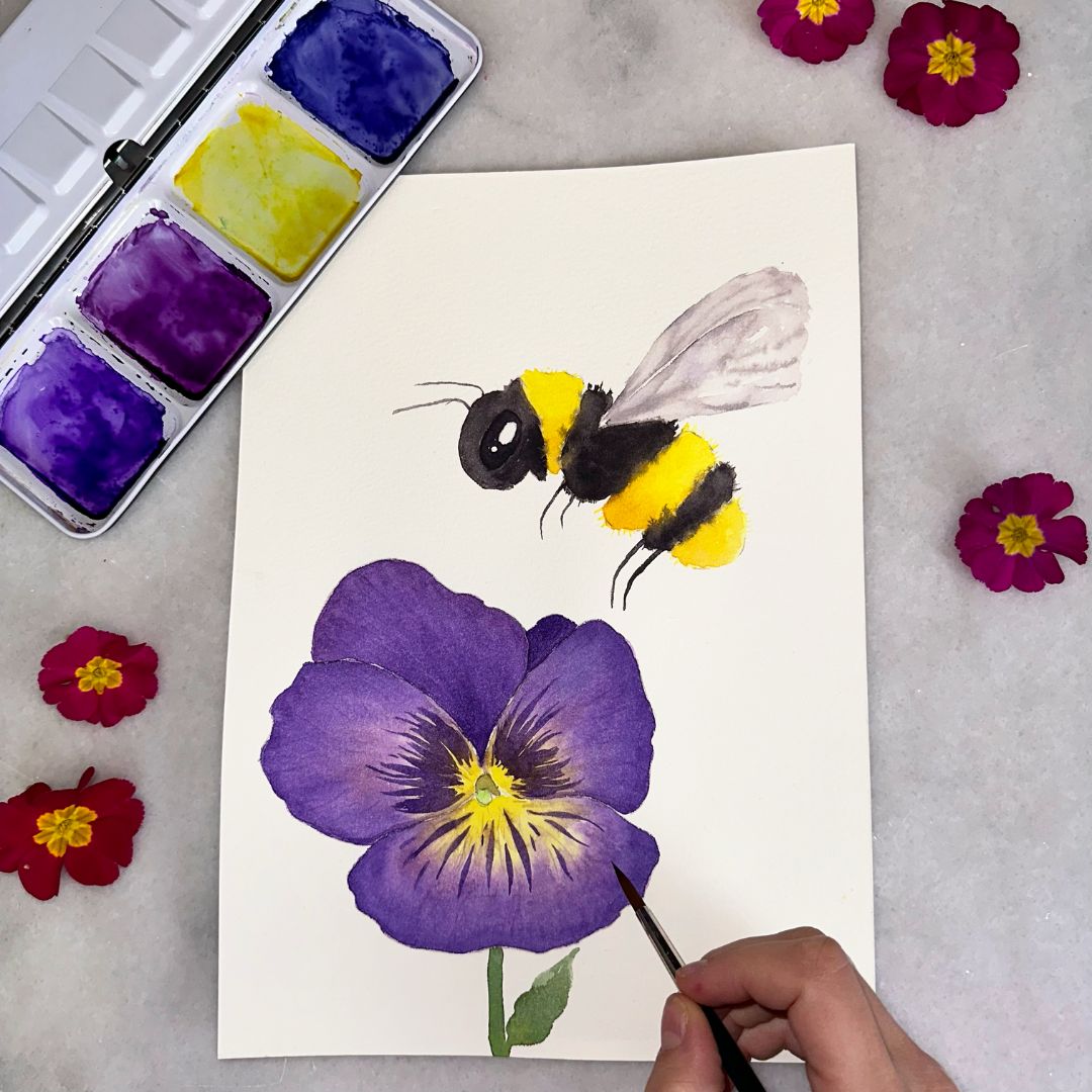 lær at mal en stedmoderblomster og en bi med akvarelmaling